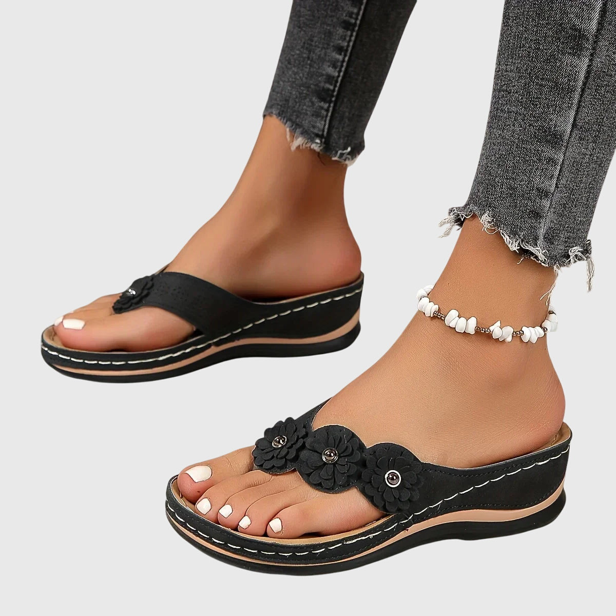 Orthopedic flip flops featuring an ergonomic design and shock absorption technology, perfect for lightweight casual wear and providing comfort and support for your feet. 4
