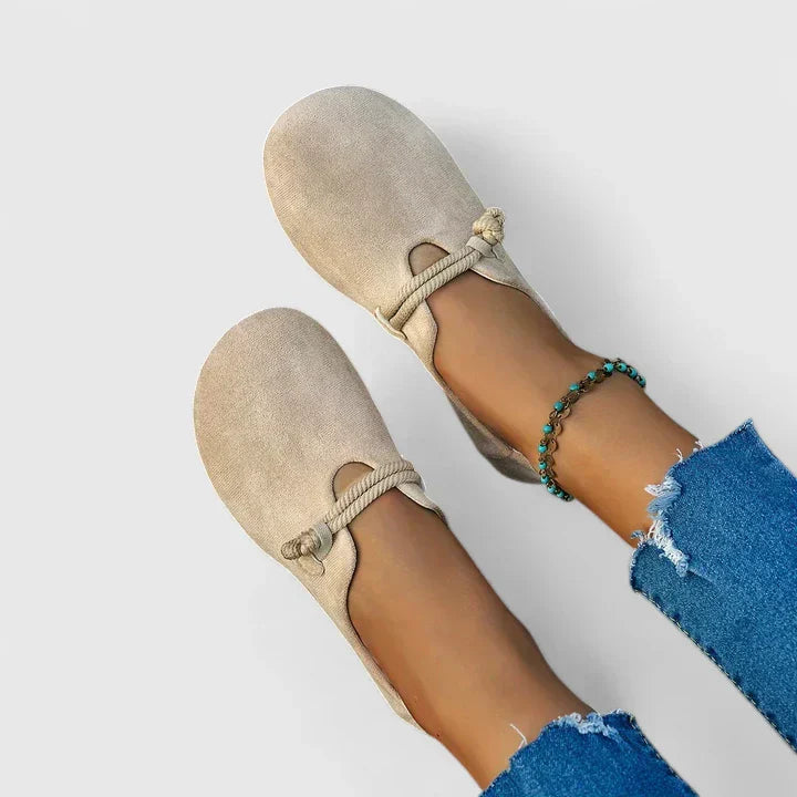 Supportive comfort loafers for women featuring an orthopedic design, crafted in versatile black leather, ideal for all-day wear. 3