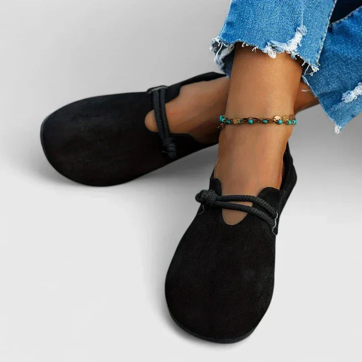 Supportive comfort loafers for women featuring an orthopedic design, crafted in versatile black leather, ideal for all-day wear. 2